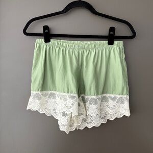 100% Silk Green Lace Trim Shorts Size XS (similar to Reformation Fern Satin shor